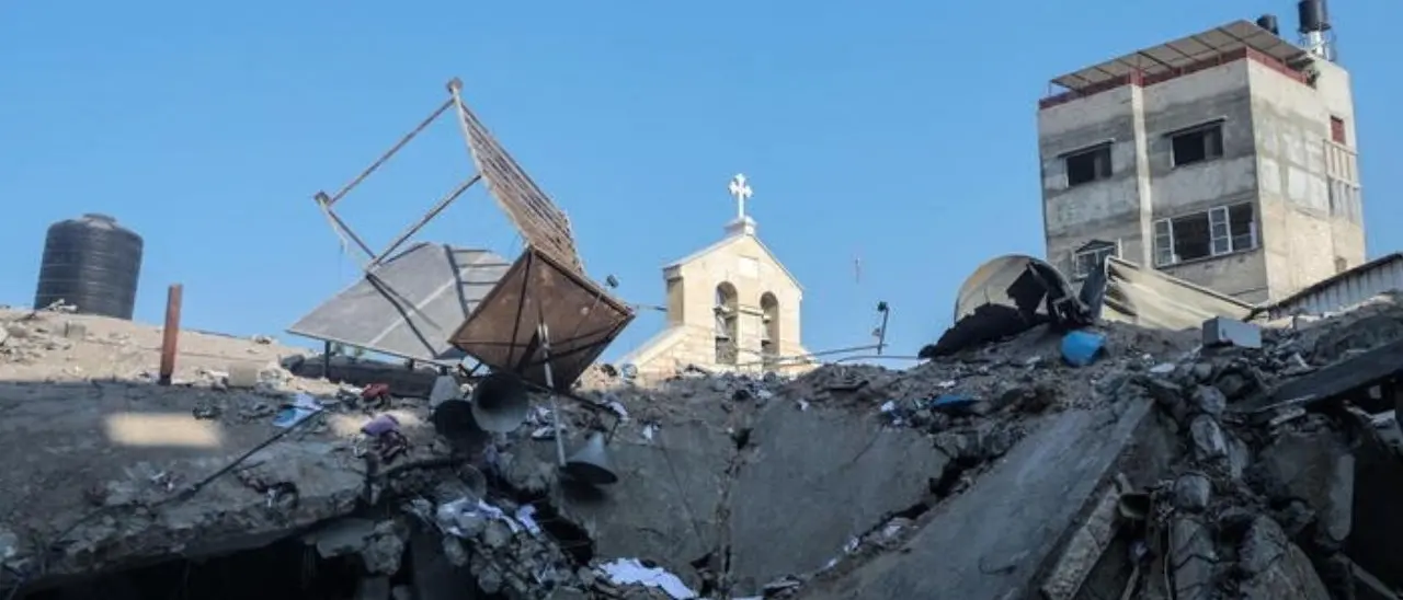 Bombe di Israele colpiscono chiesa con più di 400 rifugiati a Gaza, morte almeno 17 persone
