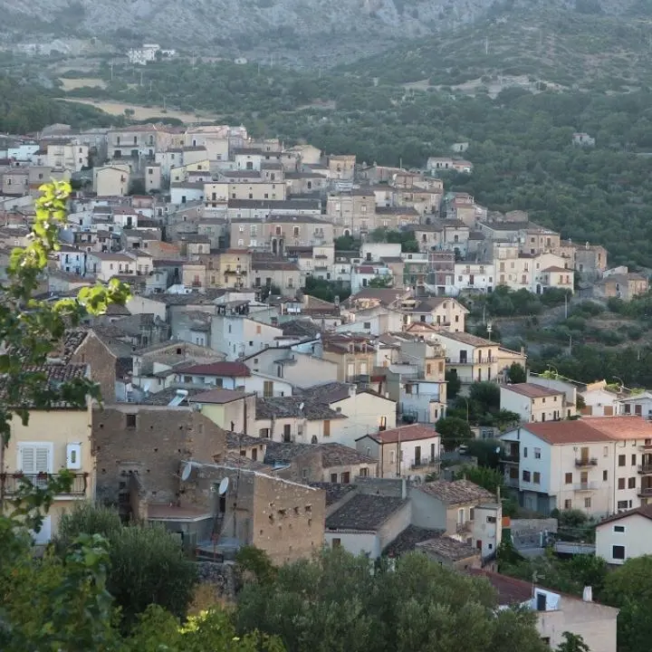 Civita, il borgo italo-albanese si veste di rosa per la prevenzione del tumore al seno