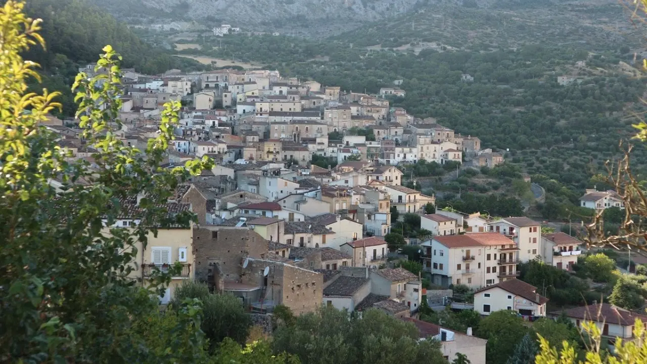 Civita, il borgo italo-albanese si veste di rosa per la prevenzione del tumore al seno