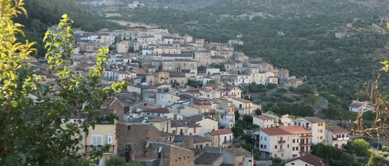 Civita, il borgo italo-albanese si veste di rosa per la prevenzione del tumore al seno