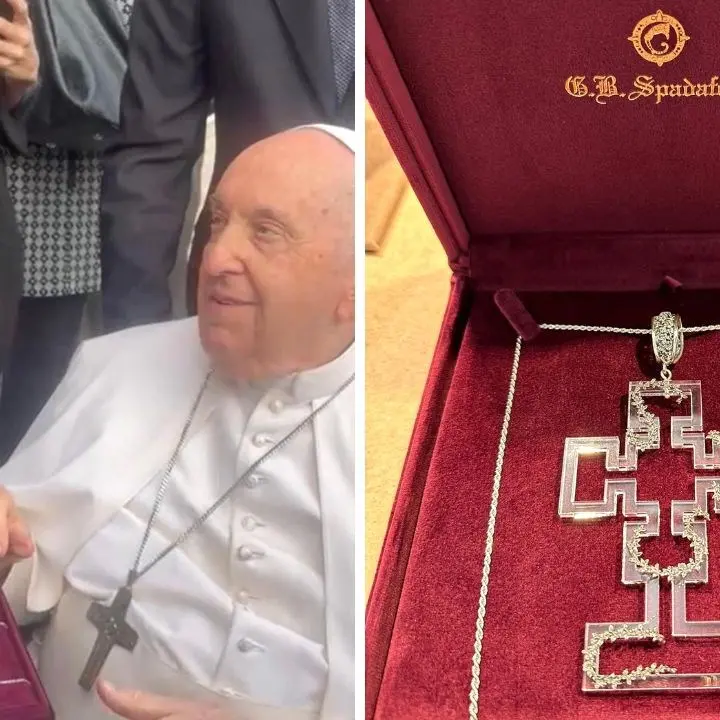 A papa Francesco una croce ispirata all’opera di Gioacchino da Fiore realizzata dagli orafi calabresi Spadafora