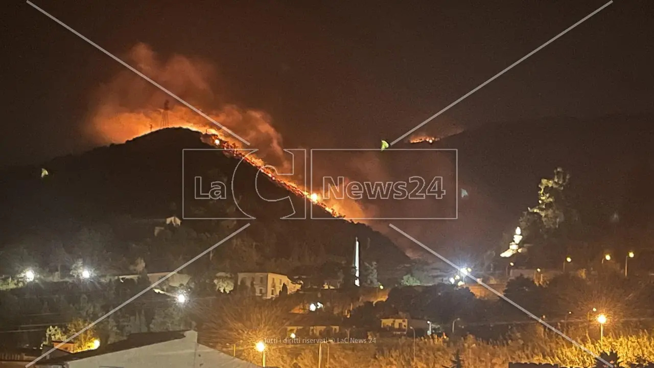 Fiamme sulla collina di fronte al Santuario di San Francesco: minacciato il monastero di clausura