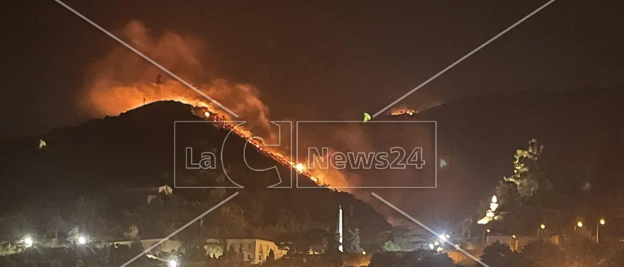 Fiamme sulla collina di fronte al Santuario di San Francesco: minacciato il monastero di clausura