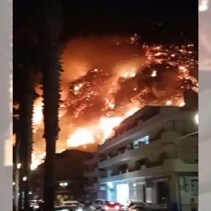 Le colline intorno a Bagnara Calabra ancora bruciano ma non c’è più la necessità di evacuazione