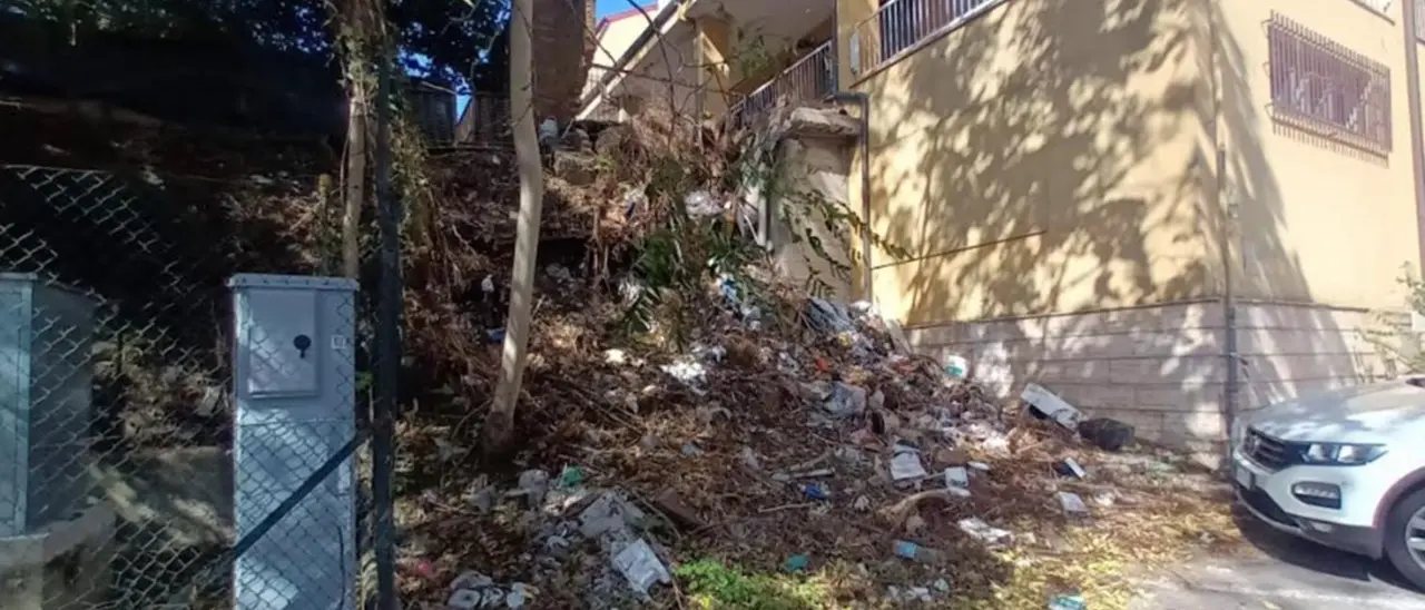 Vibo, degrado in pieno centro: rifiuti e sterpaglie circondano una centralina del gas