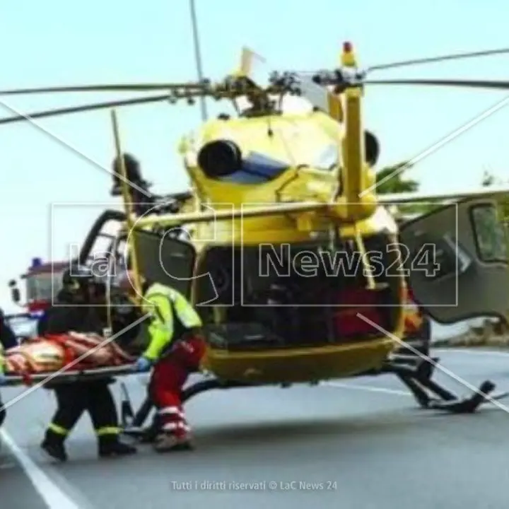 Incidente sulla 106 a Montegiordano, auto urta il guardrail e si ribalta: grave un 22enne