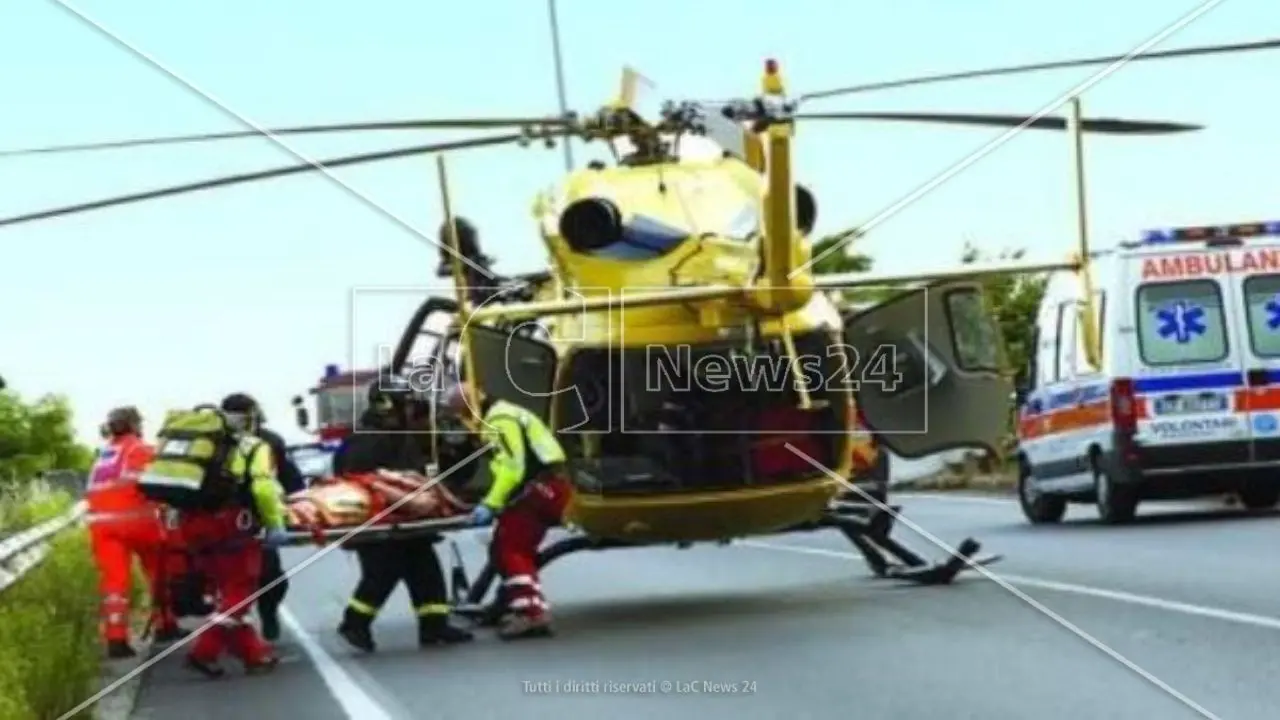 Incidente sulla 106 a Montegiordano, auto urta il guardrail e si ribalta: grave un 22enne