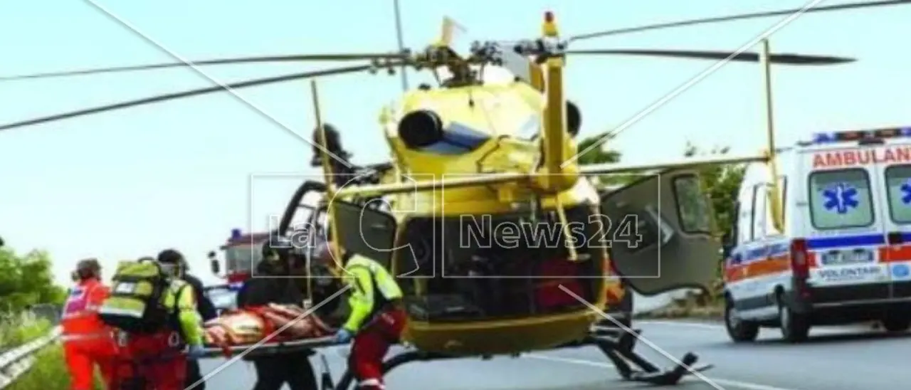 Incidente sulla 106 a Montegiordano, auto urta il guardrail e si ribalta: grave un 22enne