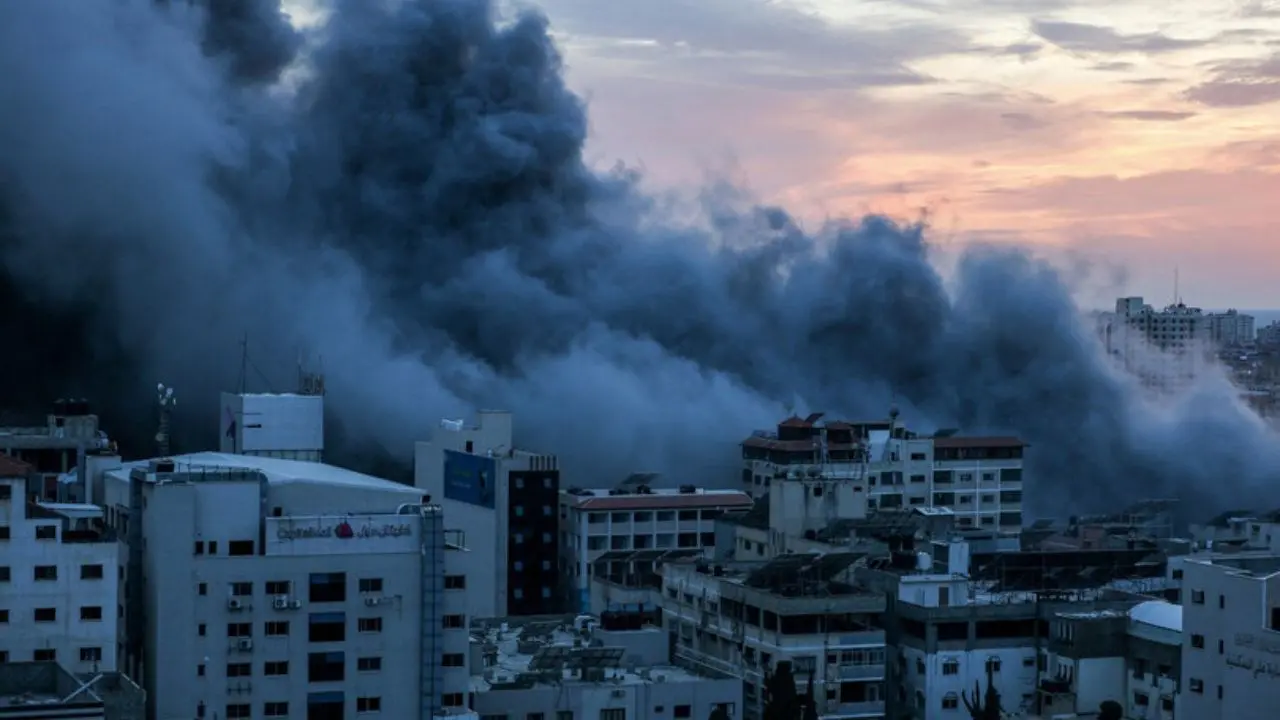 A Gaza la notte più sanguinosa: oltre 400 persone uccise. In mano a Hamas 222 ostaggi