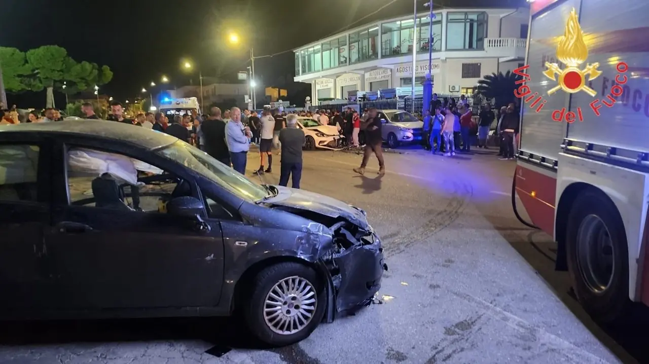 Incidente sulla statale 106 a Botricello: tre le auto coinvolte, due persone trasportate in ospedale