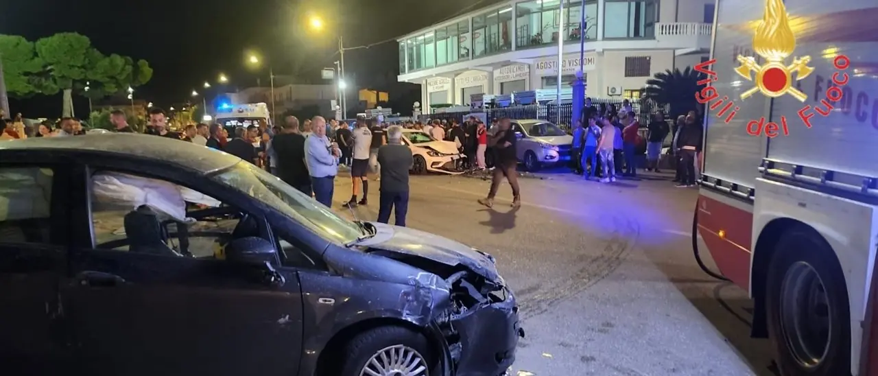 Incidente sulla statale 106 a Botricello: tre le auto coinvolte, due persone trasportate in ospedale