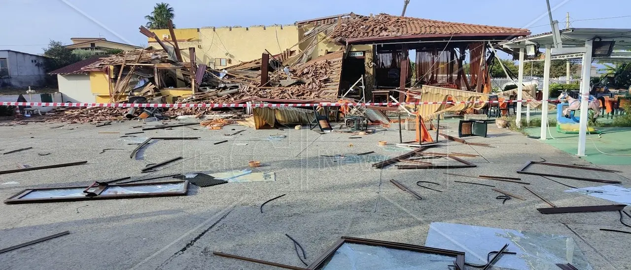 Ricadi, pizzeria distrutta da una forte esplosione: all’origine forse una fuga di gas