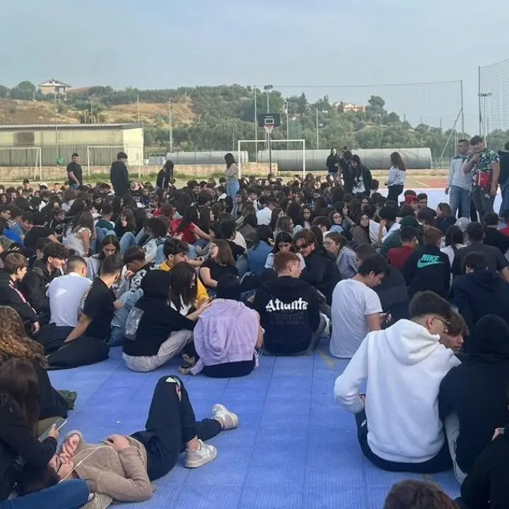 Dimensionamento scolastico, gli studenti dei licei di Corigliano si appellano alla comunità: «Sostenete la nostra battaglia»