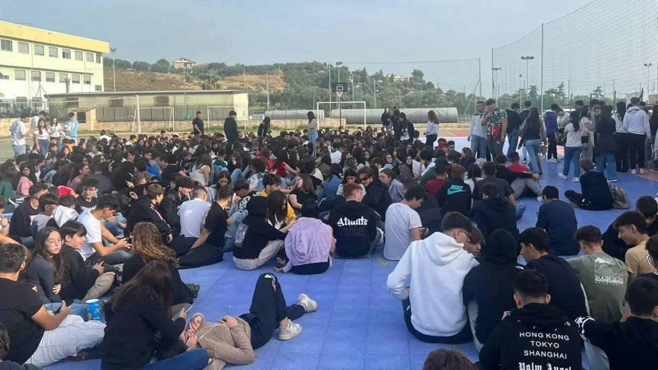 Dimensionamento scolastico, gli studenti dei licei di Corigliano si appellano alla comunità: «Sostenete la nostra battaglia»
