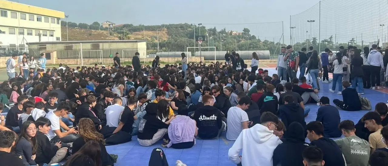 Dimensionamento scolastico, gli studenti dei licei di Corigliano si appellano alla comunità: «Sostenete la nostra battaglia»
