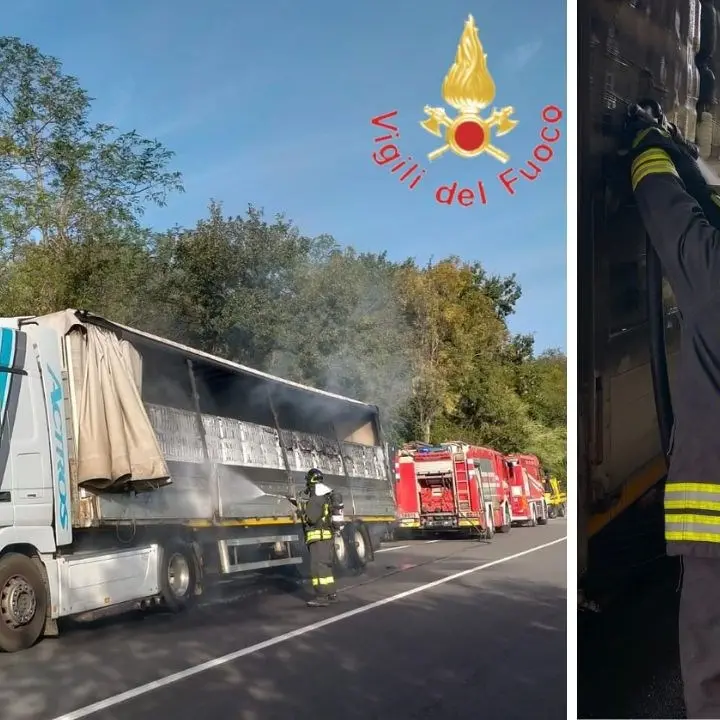 Paura sulla SS107 nel Crotonese, in fiamme un tir che trasportava bottiglie d’acqua: salvo il conducente