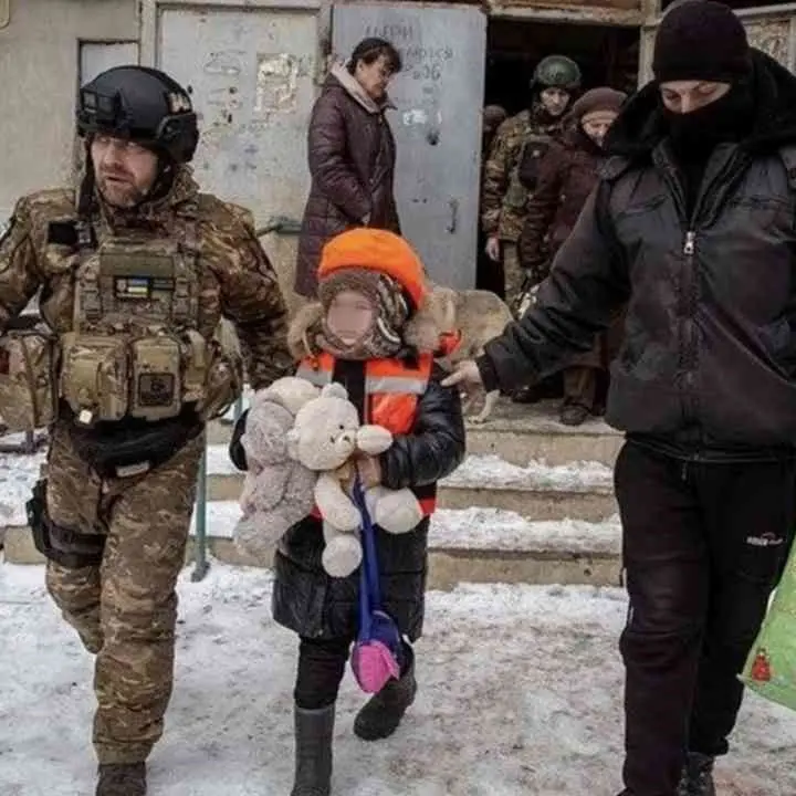In Ucraina si continua a morire: bambini strappati ai genitori per salvarli dalla “Sindrome di Bakhmut”