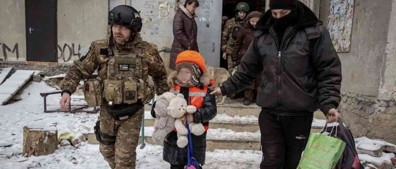 In Ucraina si continua a morire: bambini strappati ai genitori per salvarli dalla “Sindrome di Bakhmut”