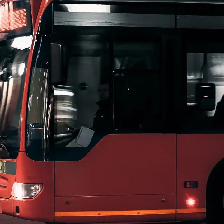 Gasolio rubato da bus di linea col tubo di gomma: due arresti nel Cosentino