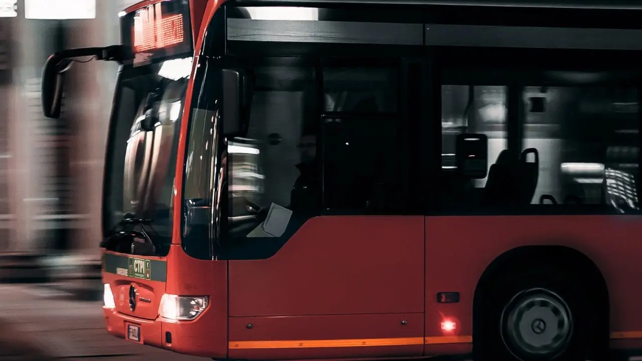 Gasolio rubato da bus di linea col tubo di gomma: due arresti nel Cosentino