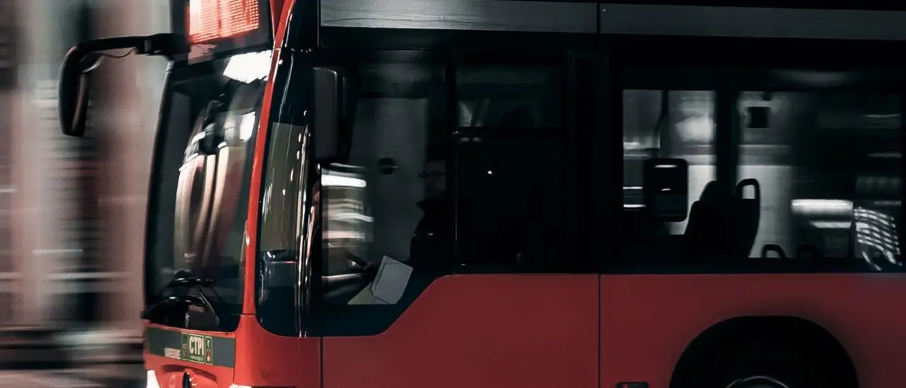 Gasolio rubato da bus di linea col tubo di gomma: due arresti nel Cosentino