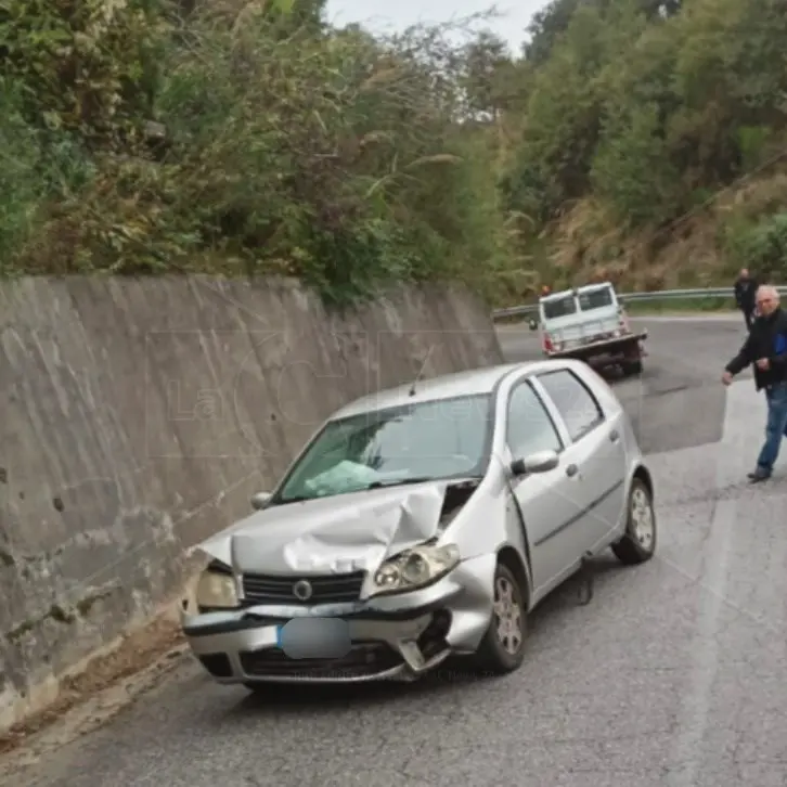 Incidente nel Vibonese, due feriti nello scontro tra un’auto e un camion