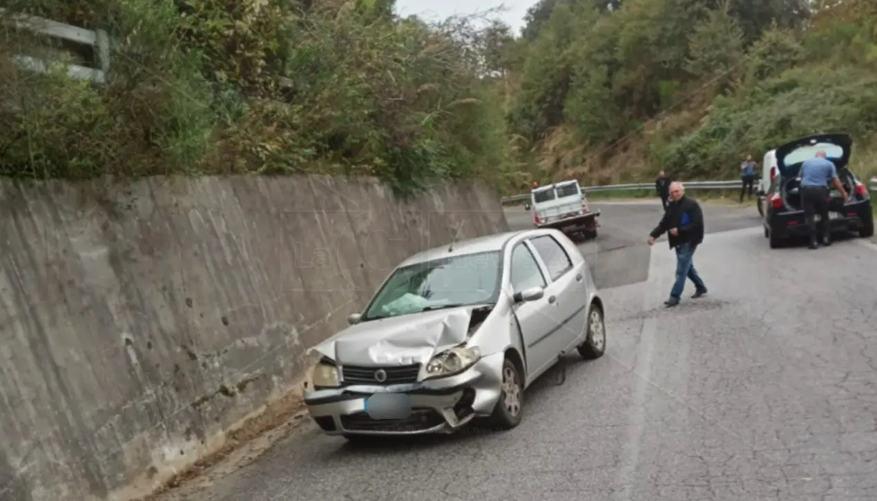 Incidente nel Vibonese, due feriti nello scontro tra un’auto e un camion