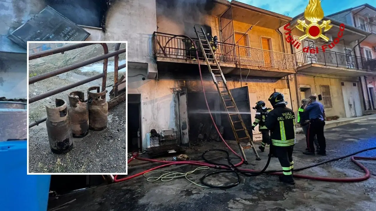 Incendio nel Crotonese, le fiamme si propagano da un magazzino ad un’abitazione: vigili del fuoco in azione