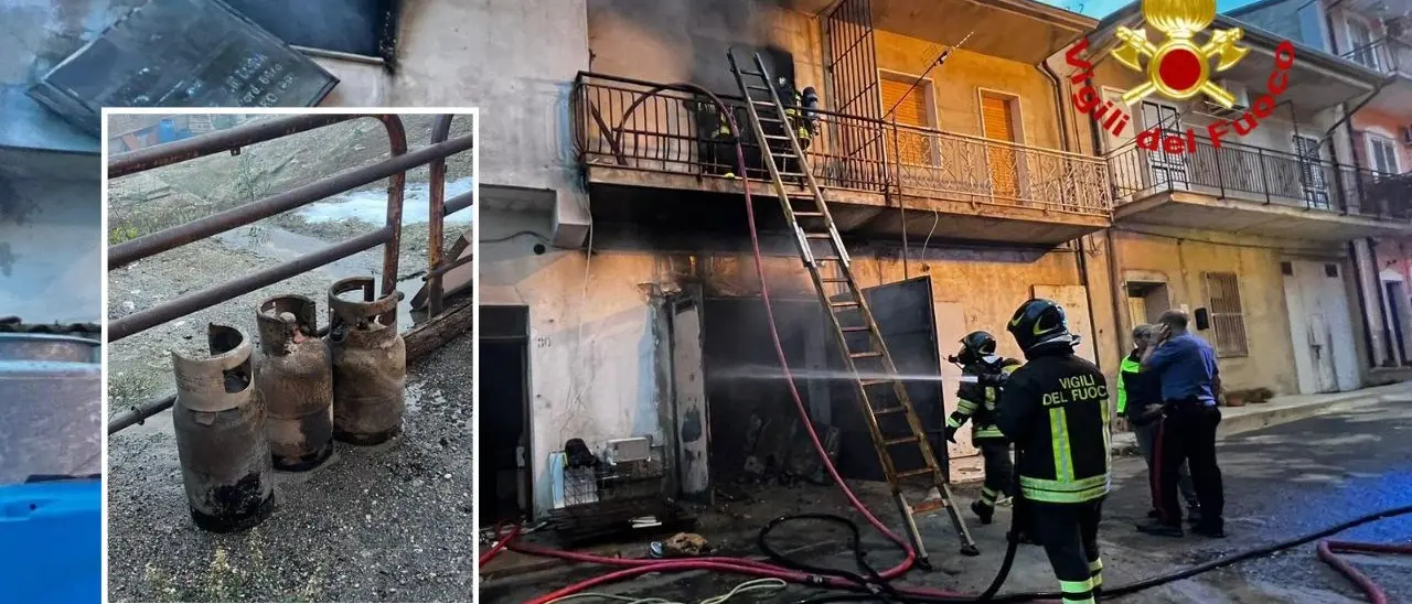 Incendio nel Crotonese, le fiamme si propagano da un magazzino ad un’abitazione: vigili del fuoco in azione