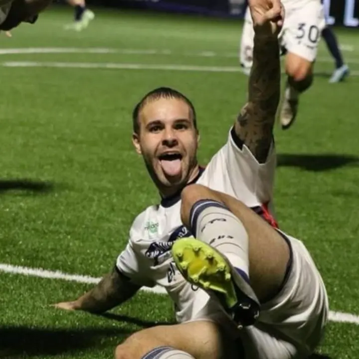Il Crotone vince a Giugliano e punta alle zone alte della classifica con super Tumminello: 1-2