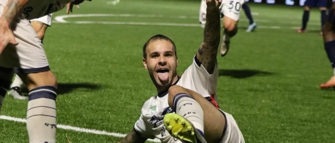 Il Crotone vince a Giugliano e punta alle zone alte della classifica con super Tumminello: 1-2