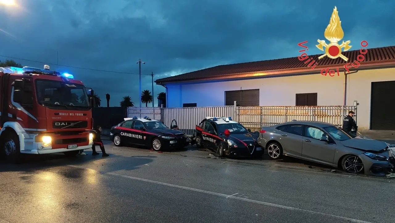 Incidente a Lamezia, auto si schianta contro un posto di blocco: feriti tre carabinieri, due sono gravi