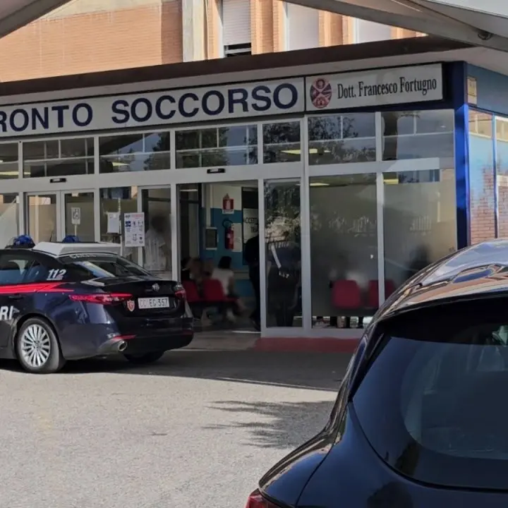 Locri, morì per lesioni: arrestati i due fratelli. Il gip: «Picchiato con violenza anche quando era incosciente»