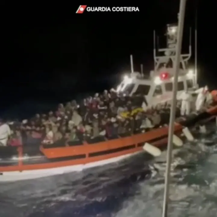 Lampedusa, arrivati 347 migranti partiti dalla Libia: soccorsi in mare da Guardia costiera e Gdf