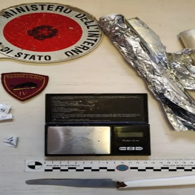 Hashish e cocaina nella stanza di un bed and breakfast: arrestata 29enne a Crotone