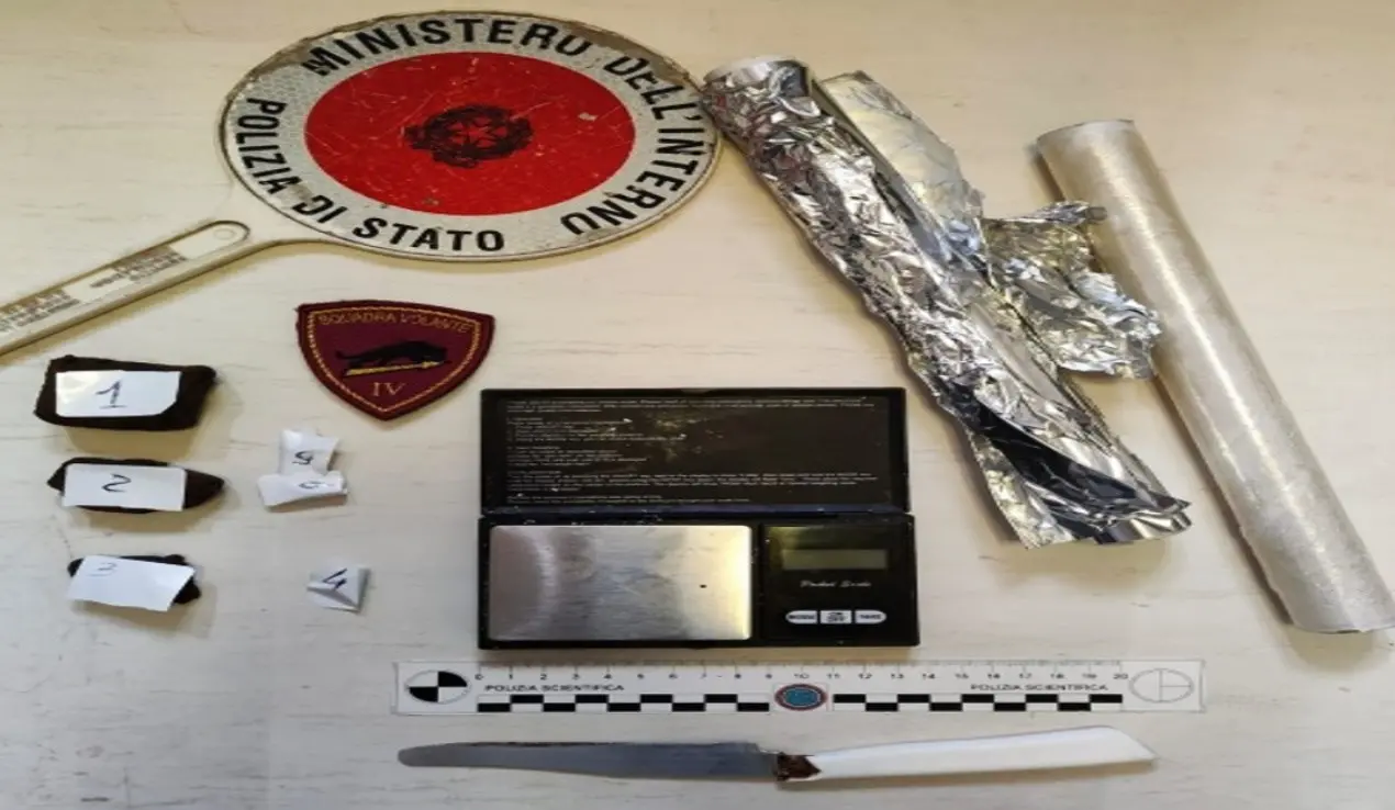 Hashish e cocaina nella stanza di un bed and breakfast: arrestata 29enne a Crotone