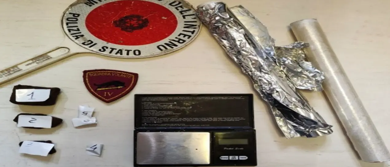 Hashish e cocaina nella stanza di un bed and breakfast: arrestata 29enne a Crotone