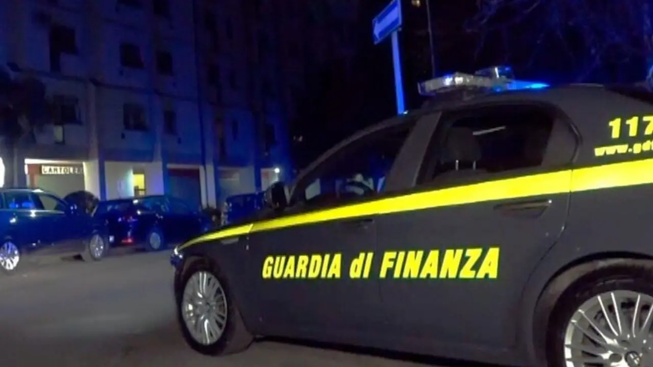 Furti di auto nel Milanese per comprare droga, arrestate sei persone vicine alla ’ndrangheta