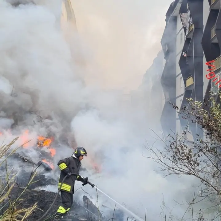 Incendio a Catanzaro, a fuoco cumuli di rifiuti abbandonati su viale Isonzo: minacciate alcune abitazioni