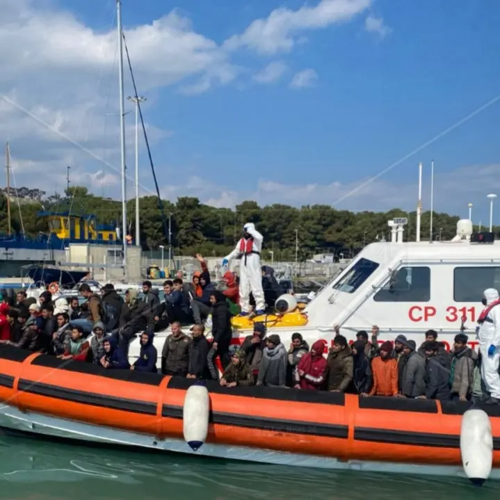 Doppio sbarco in Calabria: più di 160 migranti salvati in mare e portati a Roccella e Crotone