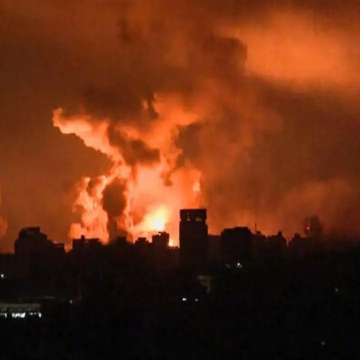 Guerra in Medio Oriente, bombardamenti intensificati. Hamas: «Tank israeliani tentano di penetrare a Gaza»