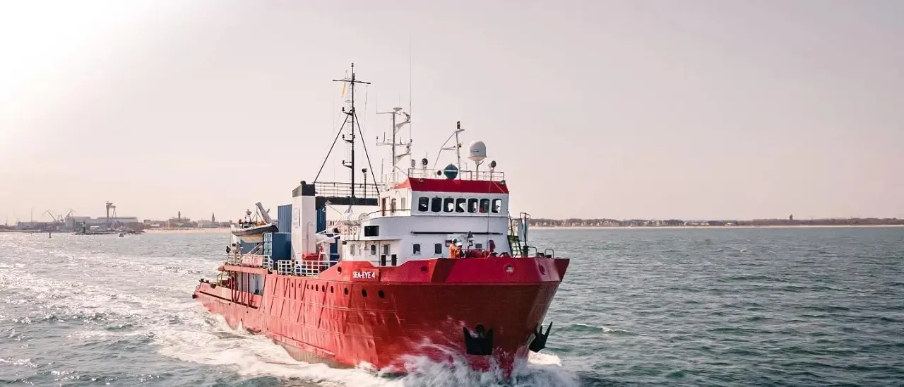Migranti, 4 morti su un gommone nel Mediterraneo. Verso il porto di Vibo 48 persone a bordo della Sea-Eye