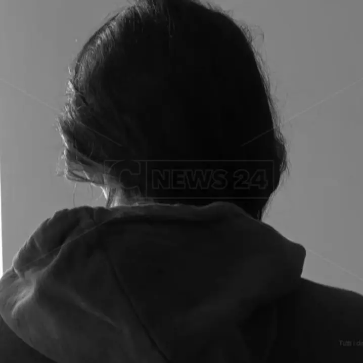 Crotone, minaccia con una pistola e prende a calci la fidanzata 17enne: arrestato