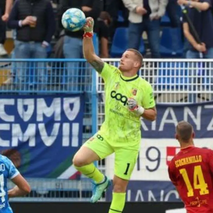 Como-Catanzaro, Verdi decide dagli 11 metri e decreta la seconda sconfitta in campionato per le Aquile: finale 1 a 0