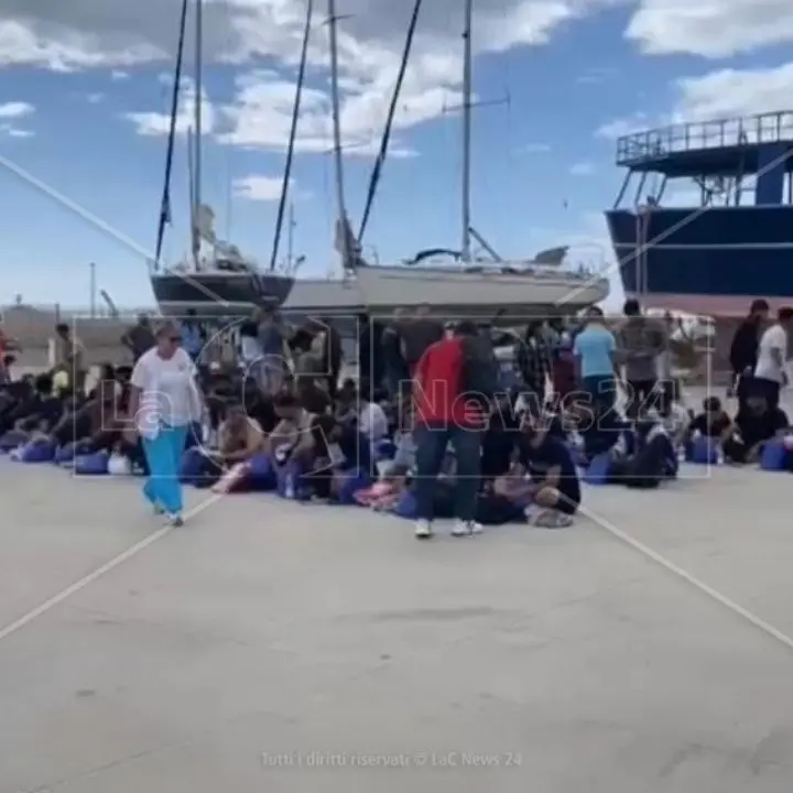 Migranti, a Roccella Jonica sbarcano 80 profughi: tra loro anche donne e bambini