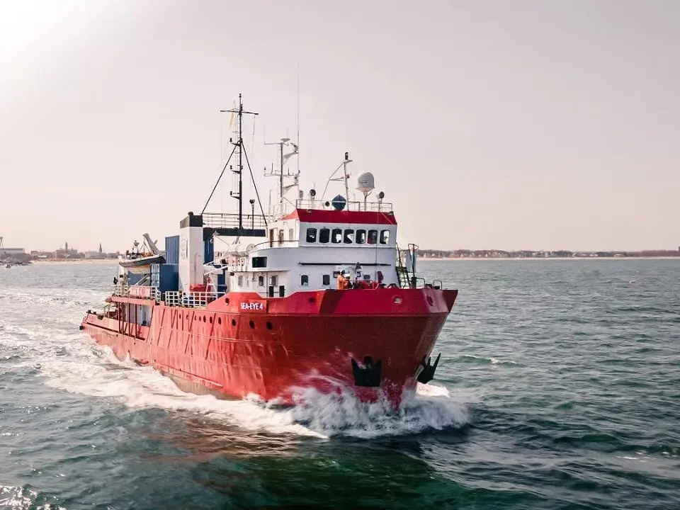 Arrivata a Vibo Marina la Sea Eye con a bordo 48 migranti, ci sono anche 4 cadaveri