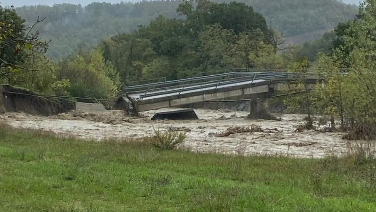 Maltempo, crollato un ponte sul fiume Taro nel Parmense. Allerta rossa su tutta l’Emilia Romagna