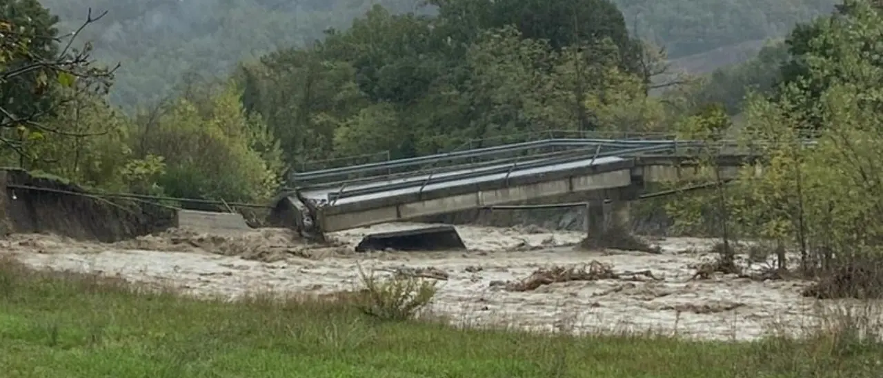 Maltempo, crollato un ponte sul fiume Taro nel Parmense. Allerta rossa su tutta l’Emilia Romagna