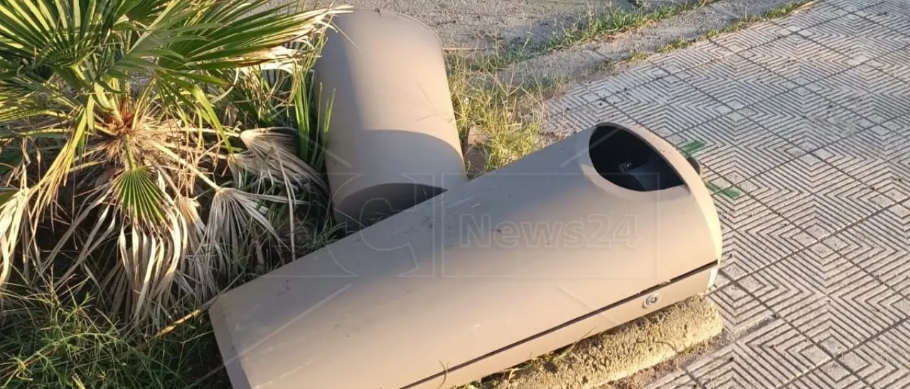 Atti vandalici a Gioia, preso di mira il lungomare: l’assessore all’Ambiente invita i cittadini a denunciare