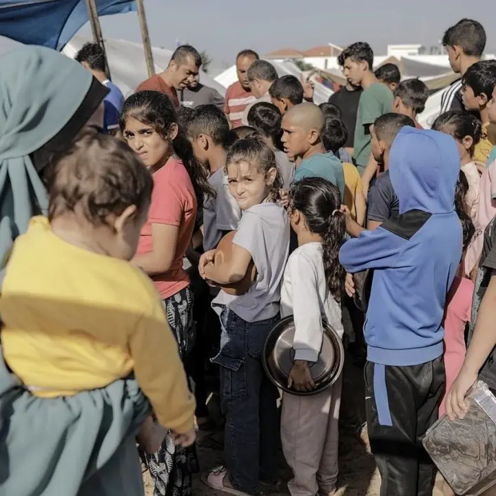 Gaza, presi d’assalto i depositi di cibo dei centri umanitari: «Le persone sono disperate, gli aiuti non bastano»